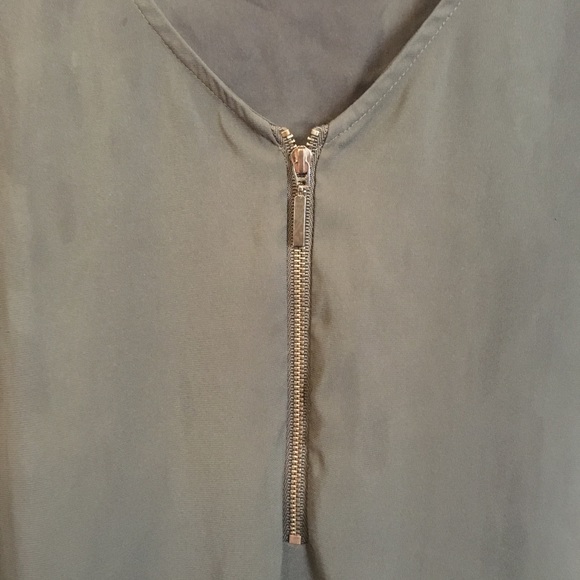 EXPRESS V-neck silky top - Picture 3 of 4